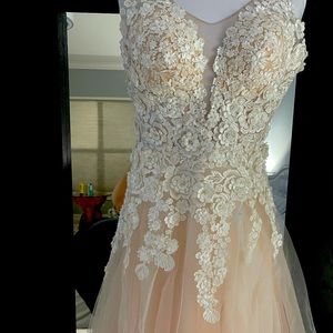 Wedding dress in peach color! Adjustable for size 2,4 and 6